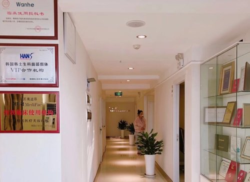 高资质医生技术性，非常潜心的诊疗心态，在生存竞争猛烈的医疗美容自然环境中追求进步，以非凡的美容医疗技术性和技术专业配套设施机器设备打造出闻名我国的重庆市医疗美容知名品牌。用非常技术专业的美容医疗为求美者打造出非常极致的青春年少，让漂亮的明日得到 再生。