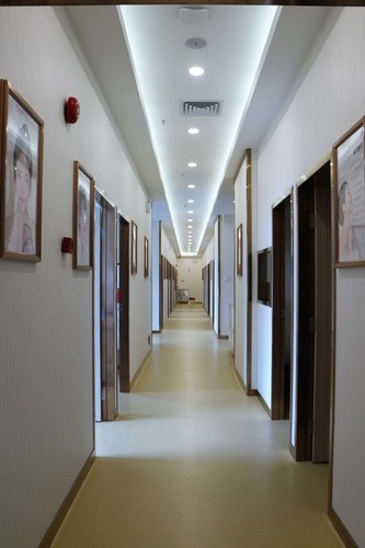 医院门诊内设立各种各样良好光学仪器，有超生刀、OPT、优立塑、供热塑、化蝶、三d6维做雾化祛皱仪为光学仪器的主推新项目等。还开设短训班、产品精修班和徒弟班三类级別，教给全新顶尖技术性，使零基础也可以学有所成。为美容连锁塑造了近万良好人才。