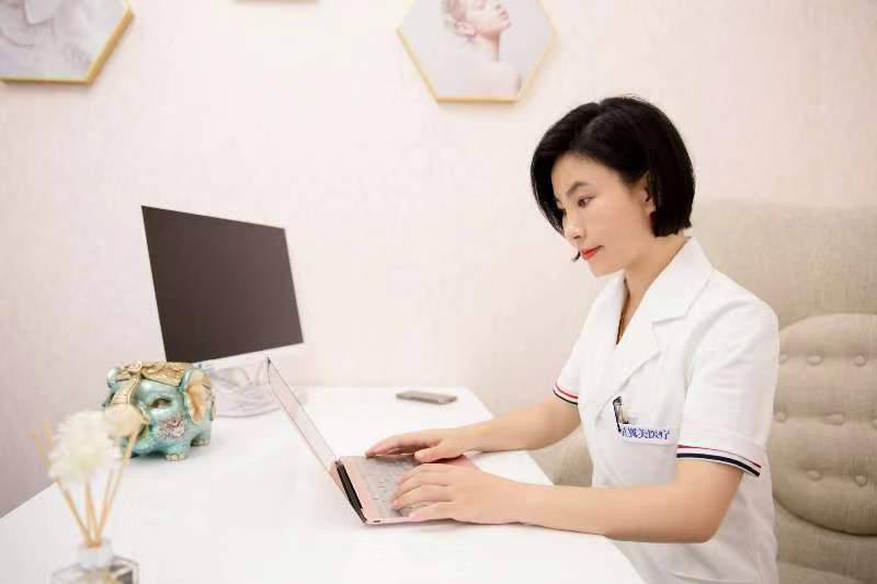 ​北京丽星翼美医疗美容诊所主要以整形中心和注入管理中心为主导，激光皮肤医治为辅助，依据消费者的不一样要求量身定做迅速又合理的解决方法。
