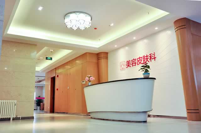石家庄美莱装修为暖色系列，为众多求美者出示舒适温馨的医疗环境，运营总面积超8000平方米，院内拥有多间手术室，注射室，在其中规范百级洁净手术室5间，开放床位有六七十张，医院的整体环境优美，使求美者有一种回家的感觉。