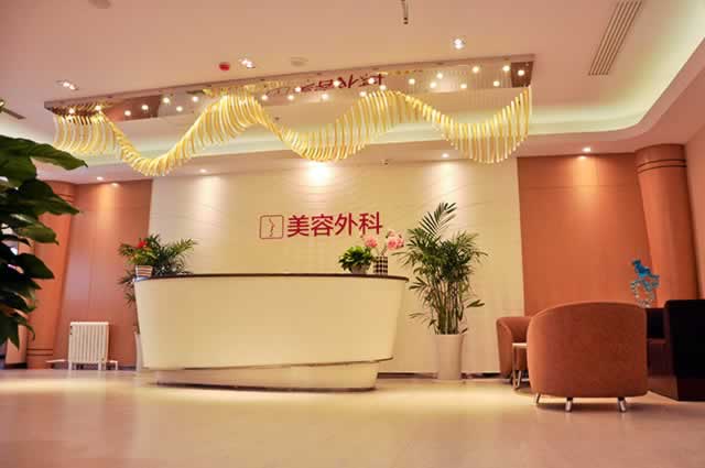 美莱集团一直专注于为求美者提供安全的医疗服务。对材料的选择，有着更加严格的过程！ 所选用的材料均采用集团连锁来采购，保证材料来源渠道的正宗，让求美者更加安全放心的使用。