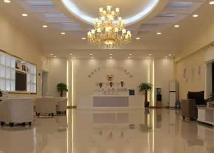 昆明市第 一人民医院星耀医院​总建筑面积接近两万平米，在其中，医院门诊7932平米，住院部11965平米。医院装修设计方案集中体现个性化特点，再多方面核心理念时尚潮流，丰富多彩多种多样的颜色和当代简约的合理布局。