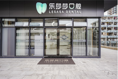 我院所引入的医疗设计均有我国器材经营许可证，进行有牙齿正畸、种植牙齿、牙齿修补、美白牙齿、儿童口腔科五大诊断室，而且价钱执行统一化、透明度、平价化，严防隐型消費