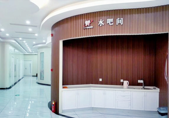 三亚微笑口腔地址位于 海南省三亚市吉阳区迎宾路124号香榭名苑1层，位于商业繁华地区，不管是开车还是坐公交来都是十分便利的，营业时间为09:00—19:00，请大家合理安排自己的看牙时间哦。