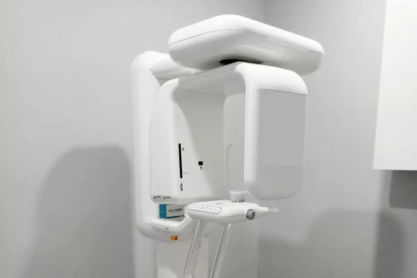 襄阳时代口腔诊所坚持无菌四手操作：一人一手机及一次性口腔治疗盘，从源头杜绝病菌交叉感染。