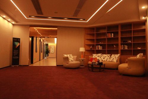 汕头华美整形口腔医院和高档口腔内部知名品牌强强联手，到现阶段是德国诺贝尔奖栽种系统软件的培训中心、西诺德牙研究院、英国beyond牙齿冷光美白专业技术培训产业基地，智能化口腔内部解决方法法国西诺德示范性企业，选用这种良好的口腔科技术性，让消费者能够在医治中享有到高品质、高效率、高舒适及高安全的口腔诊疗服务。