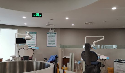 济南济东口腔医院在消毒方面严格把控，物表消毒、清洁消毒、灭菌消毒、注油消毒，避免交叉感染。