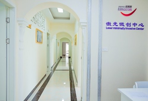 贵阳利美康医院在省内民间医疗机构特殊配备中央空调中央供养中央医务患者对话中央音响设备，为众多患者创造安全舒适的医疗环境，花费巨额资金建设了13个国际标准的超纯层流手术室，购买了GE-500彩超西门子电视遥控X光机美国柯达乳腺X光机德国豪迈气血分析仪德国狼牌电子腹腔镜英国LED蓝光痤疮治疗仪q型双波长激光治疗系统e激光波拉皮瘦身美容系统等优质进口设备致力于创造名列前茅的医学美容健康航母，为患者提供高质量的医疗服务。