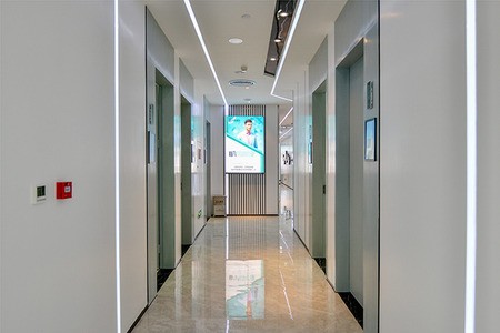 深圳青逸是当地正规的植发机构，有工商和医疗两种执照，有资格进行医疗美容项目。该医院成立于17年，有3年左右的手术经验。主要手术项目与许多植发医院相似