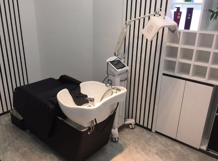 作为连锁毛发移植品牌，一直站在毛发移植技术的前沿，引进了多种毛发移植技术，拥有技术稳定、经验丰富的医生队伍，在毛发移植领域多次辉煌，护送你的毛发！