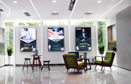 深圳青逸植发医疗美容门诊部是以植发为核心的正规医院，也是华南地区较大的植发机构，其中集植发、养发、脱发研究治疗于一体的综合连锁品牌。