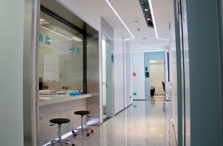 鬓角栽培:鬓角栽培利用外科手术，从人们候补部取出健康毛囊组织，处理后栽培到鬓角，该手术无需手术，术后恢复快，效果当然接近天然毛发的一切特征。