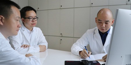 贵医美根据国际医学管理标准，致力于高层次的美容定制和医学美容研究服务，汇聚了身体定制、皮肤管理、功能医学、再生医学、抗衰老管理六大核心业务。