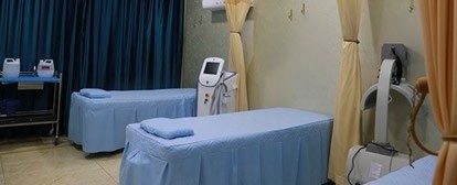 成都医大医院拥有完整眼部手术流程，面诊设计，及时消毒，进行手术、精细雕刻，超微精细缝合、手术结束即可展示、术后回访。
