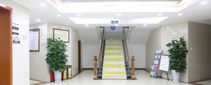 青春留给你的不仅仅是美丽的容貌，还有坑坑洼洼的痘坑，点阵激光还您光滑嫩白肌肤，直击疤痕层，疗效事半功倍，从此不再做月球表面。