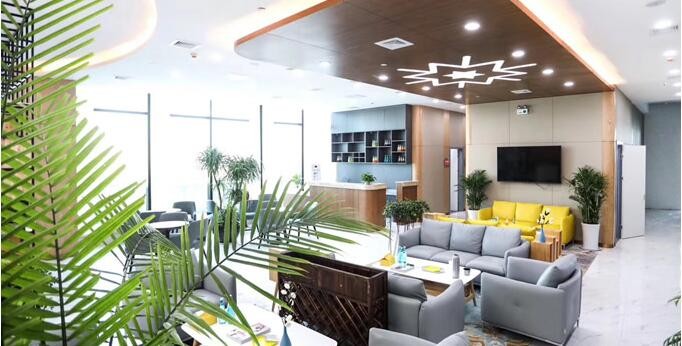 医院地址位于山东省青岛市黄岛区庐山路2号，交通便利，环境优美，温馨舒适，一对一的专属服务，为广大求美者提供安静、隐私的个人空间。