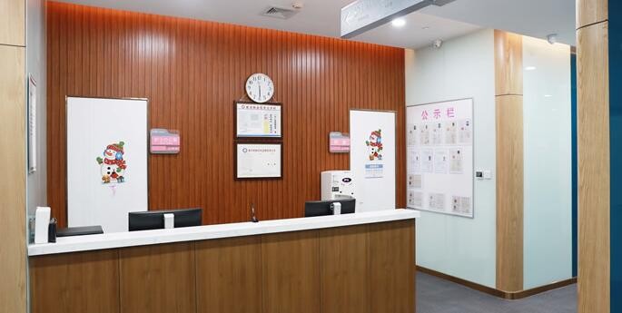 青岛艾菲医疗美容医院规模大、设备全、技术力量雄厚，开展了整形美容中心、无创微整形中心、激光美肤中心、口腔美容中心等专业科室。